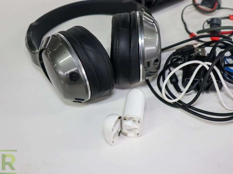 Bag Of Earbuds And Skull Candy Headphones - Roller Auctions