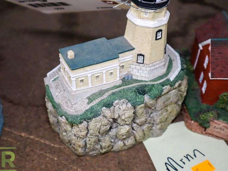 (2) Harbour Lights Collectable Lighthouses, Minnesota - Roller Auctions