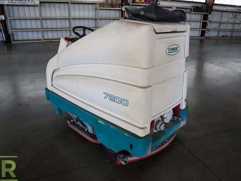 Tennant 7200 Battery Powered Riding Scrubber, Hours Read 735, S/N
