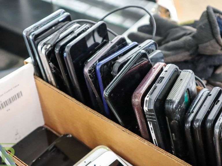 (3) Trays Of Cell Phones; Apple, Samsung, Motorola Roller Auctions
