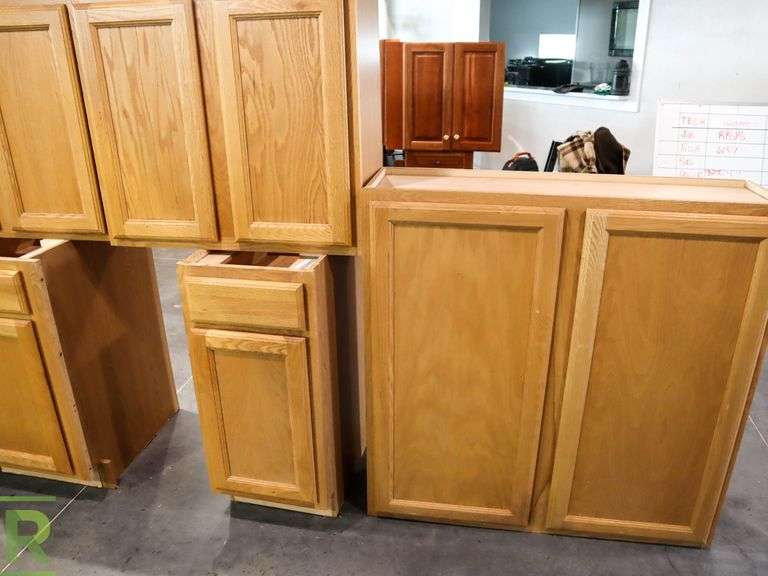 (8) Kitchen and Drawers; Uppers and Lowers Roller Auctions