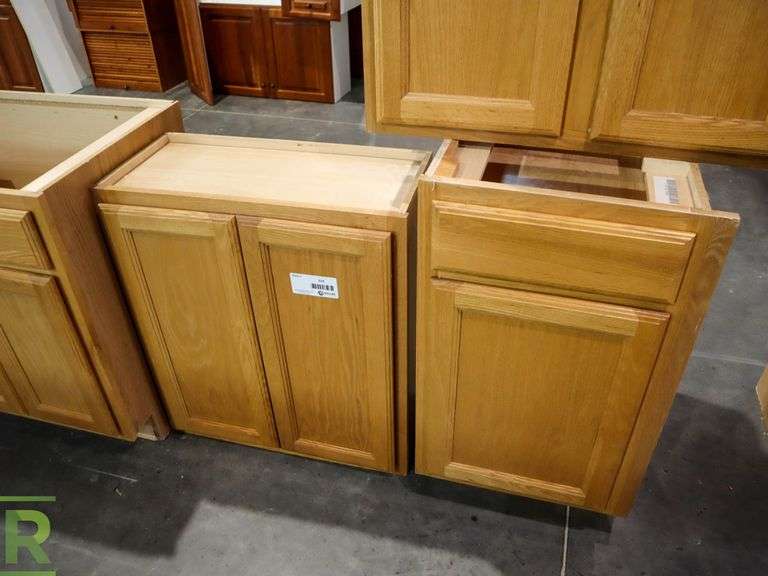 (8) Kitchen and Drawers; Uppers and Lowers Roller Auctions