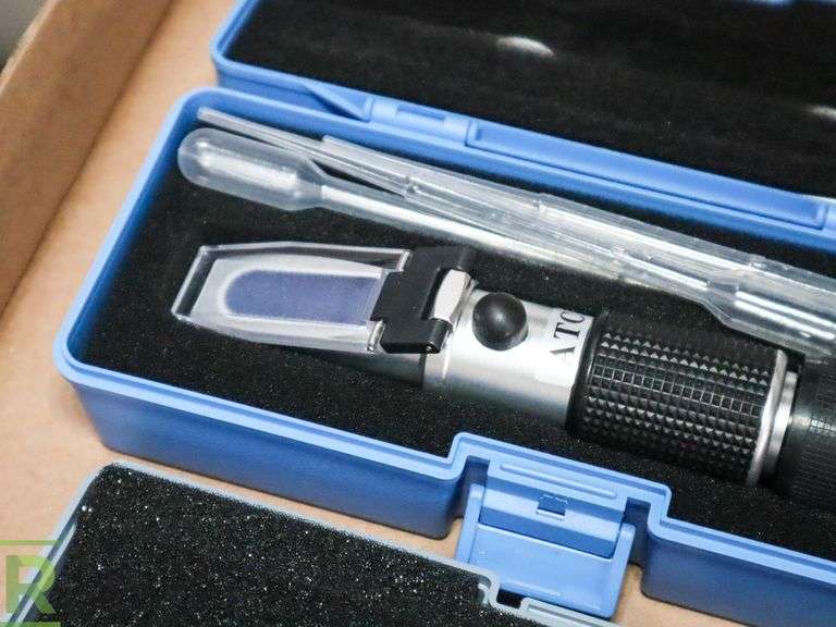 (2) Aichose ATC Portable Refractometers Roller Auctions