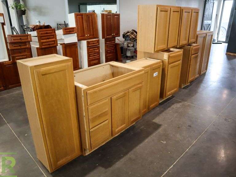 (8) Kitchen and Drawers; Uppers and Lowers Roller Auctions