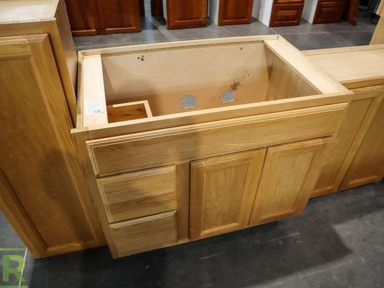 (8) Kitchen and Drawers; Uppers and Lowers Roller Auctions