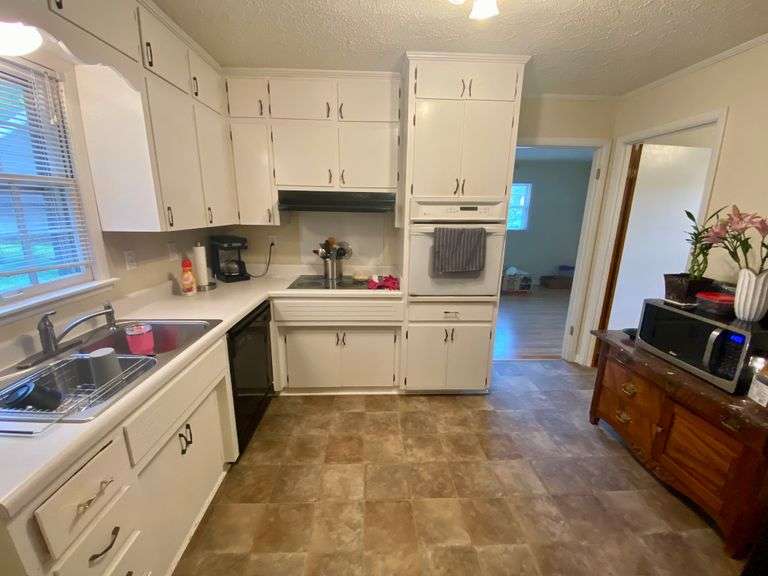 3 Bedroom Brick home on Haynes Ave in Huntsville, AL Smith Auction