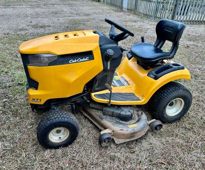 Cub Cadet Riding Lawn Mower (Runs Great) 657.3 Hours Highgrove area