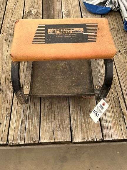Harbor Freight shop roll around stool - Schmid Auction