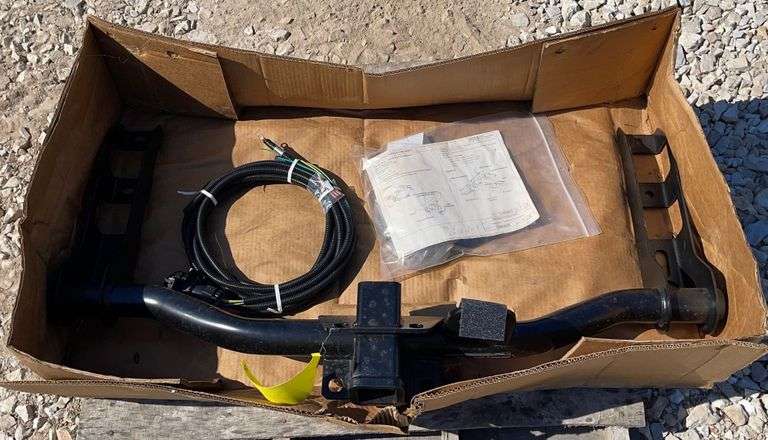 Receiver hitch & wiring kit for 99-13' Chevy 1500 - Schneider