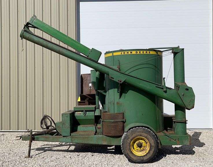 John Deere 700 grinder mixer Schneider Auctioneers LLC