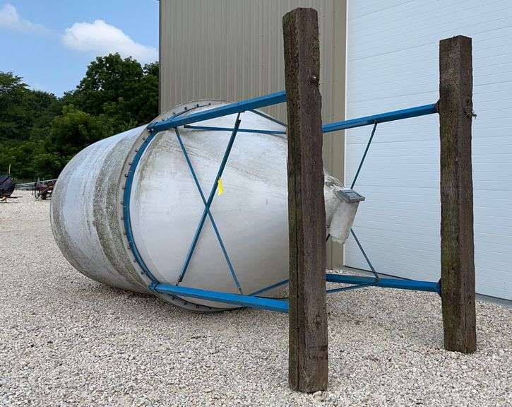 6ton poly bulk feed bin Schneider Auctioneers LLC