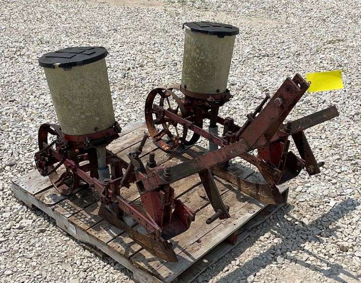 International 2row 3pt corn planter Schneider Auctioneers LLC