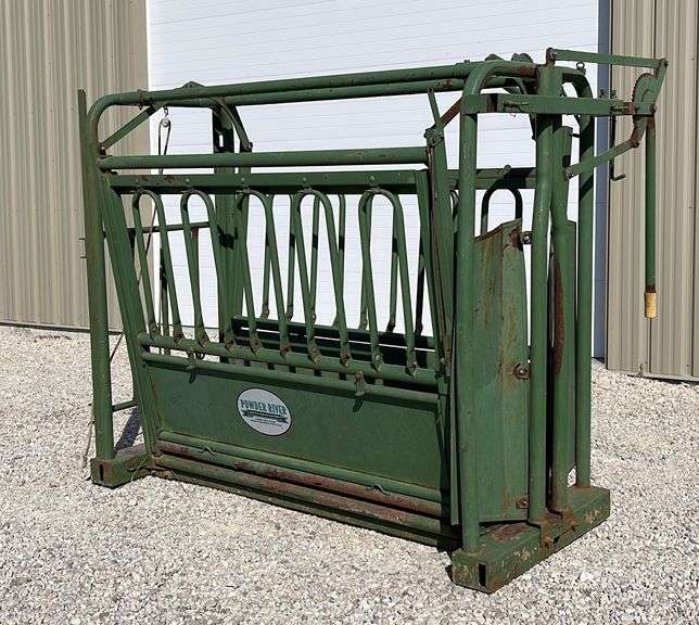 Powder River cattle squeeze chute Schneider Auctioneers LLC