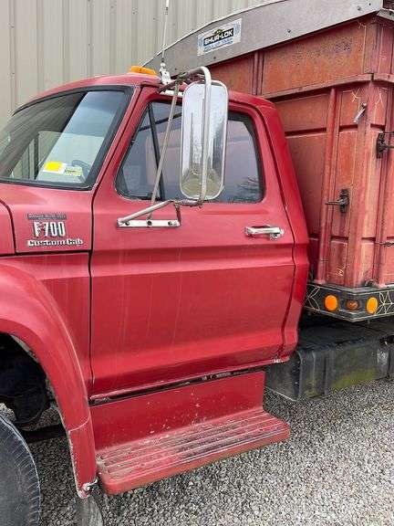 1977 Ford F700 grain truck - Schneider Auctioneers LLC