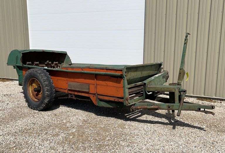 New Idea 203 manure spreader Schneider Auctioneers LLC