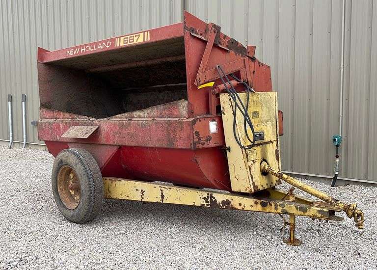 New Holland 667 side discharge manure spreader Schneider Auctioneers LLC