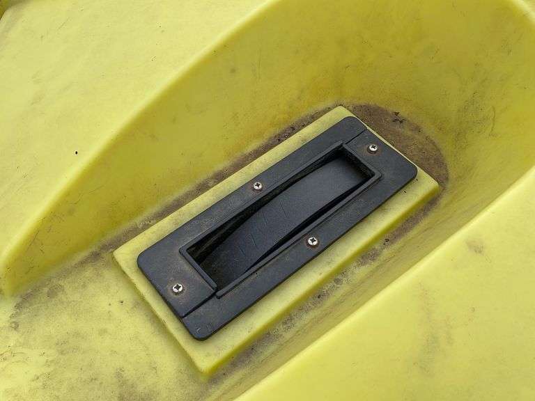 Poly liquid cattle feeder Schneider Auctioneers LLC