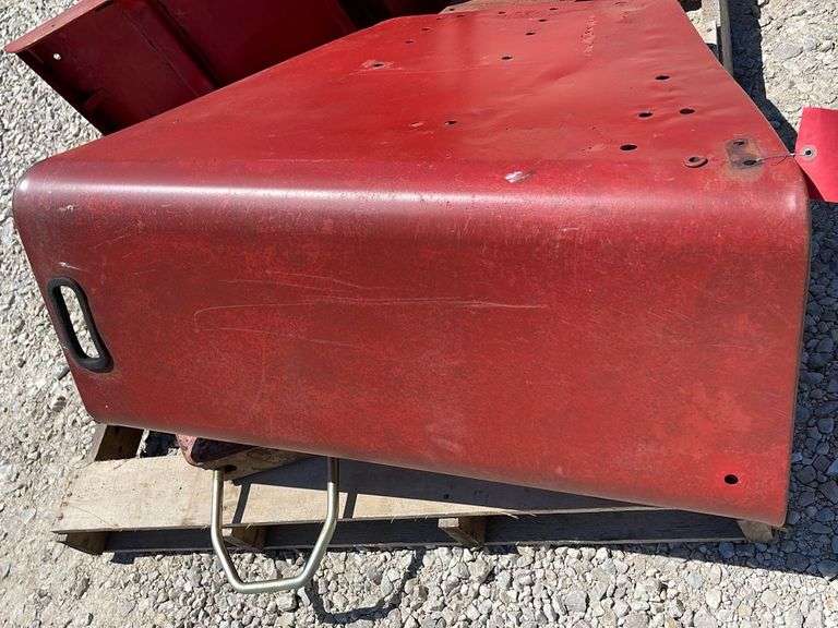 Fenders for 66 series IH tractor Schneider Auctioneers LLC