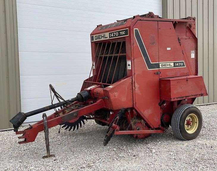 Gehl 1470 round baler Schneider Auctioneers LLC