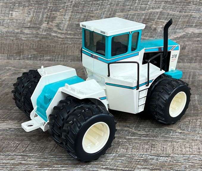 1/32 Toy Farmer Big Bud 370 tractor Bafus Blue w/duals Schneider