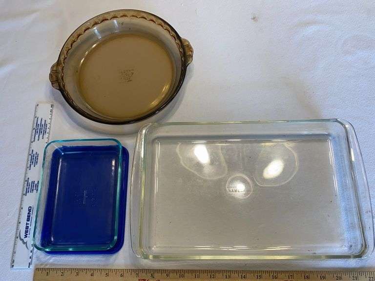 2 Pyrex Glass Pans 2 Sizes Smaller has Lid, 1 Pie Plate Sherwood Auctions