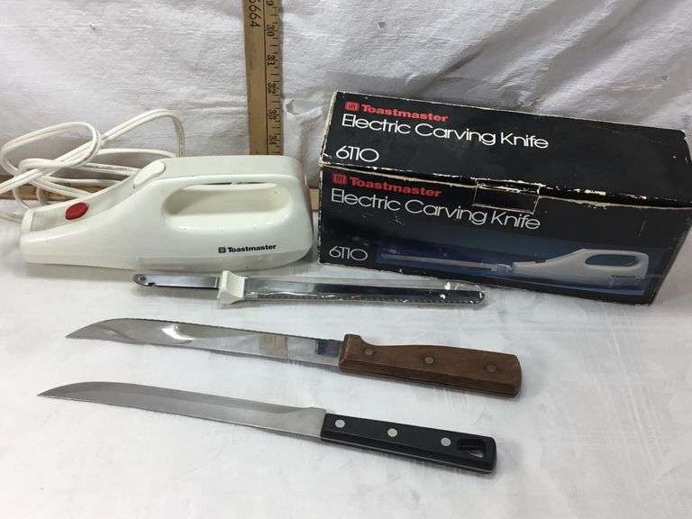 Toastmaster Electric Kife and 2 Knives Sherwood Auctions