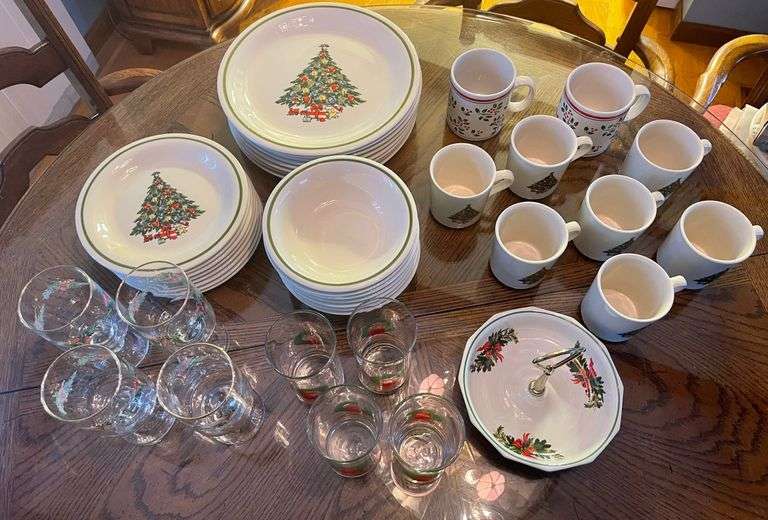 Christmas Dish Set by Mt Clemons Pottery Sherwood Auctions