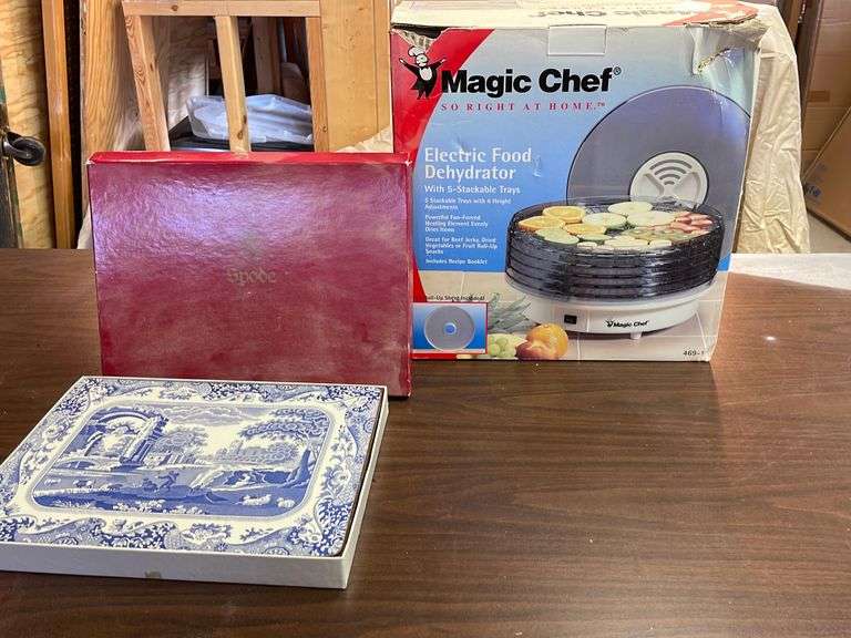 Magic Chef Electric Food Dehydrator + 6 Spode Blue Italian Placemats