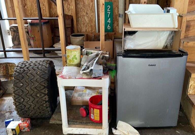 Galanz Mini Fridge w/ White Plastic Stand Sherwood Auctions