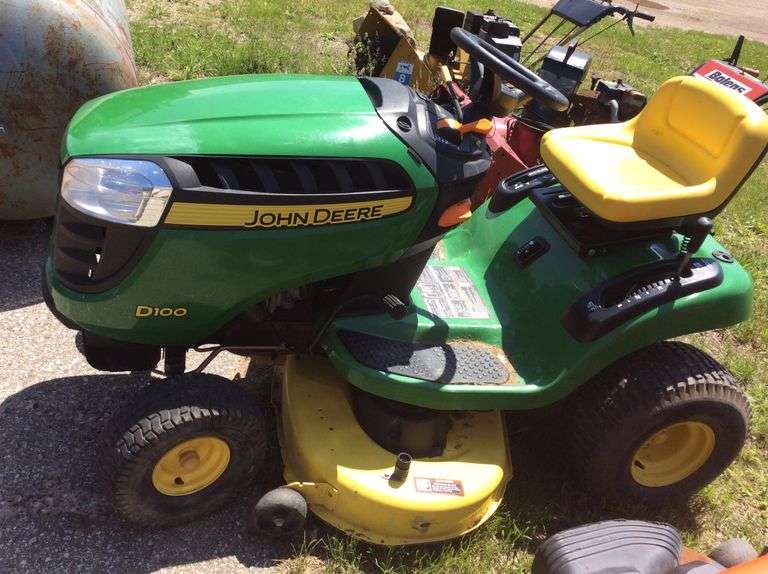 John Deere D100 Riding Lawn Mower ( in working condition) Sherwood