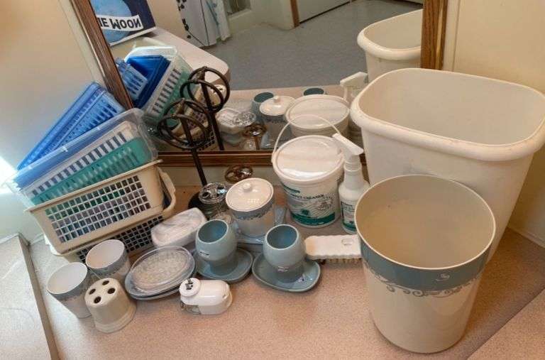 Bathroom ItemsBaskets, Trash Bins, Decor, Soap/Toothbrush Holders