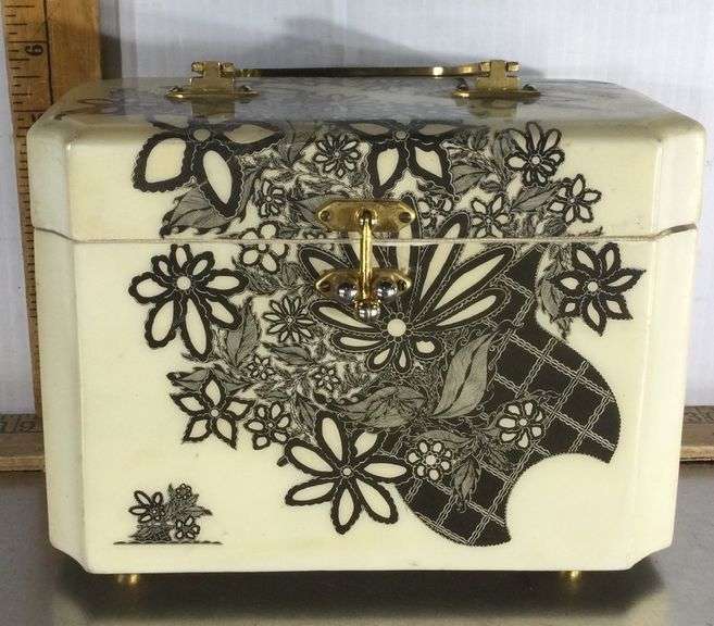 Retro Makeup Box Sherwood Auctions