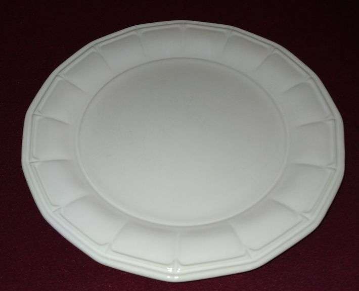 Pfaltzgraff "Providence" 16 Piece Dinnerware Set Sherwood Auctions