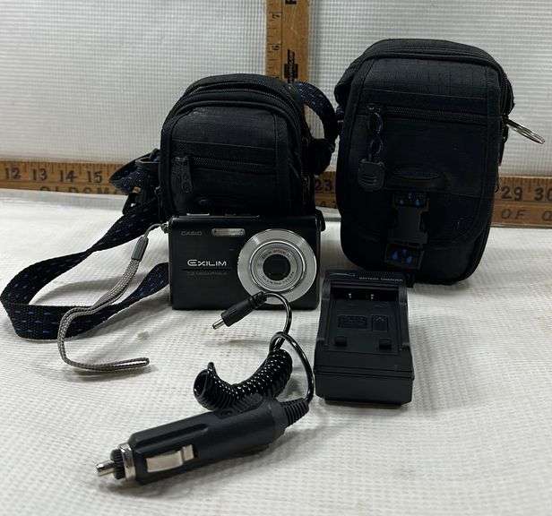 Casio Digital Camera With Charger & Two Carrying Cases Sherwood Auctions