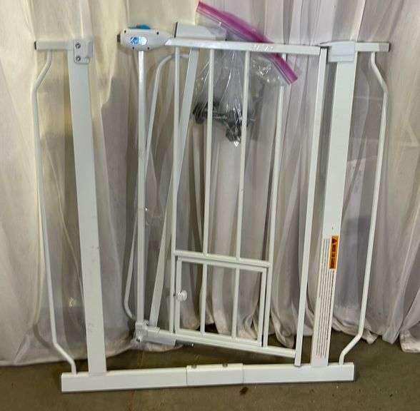 Carlson Extra Wide Gate With Pet Door (36” Wide) Sherwood Auctions