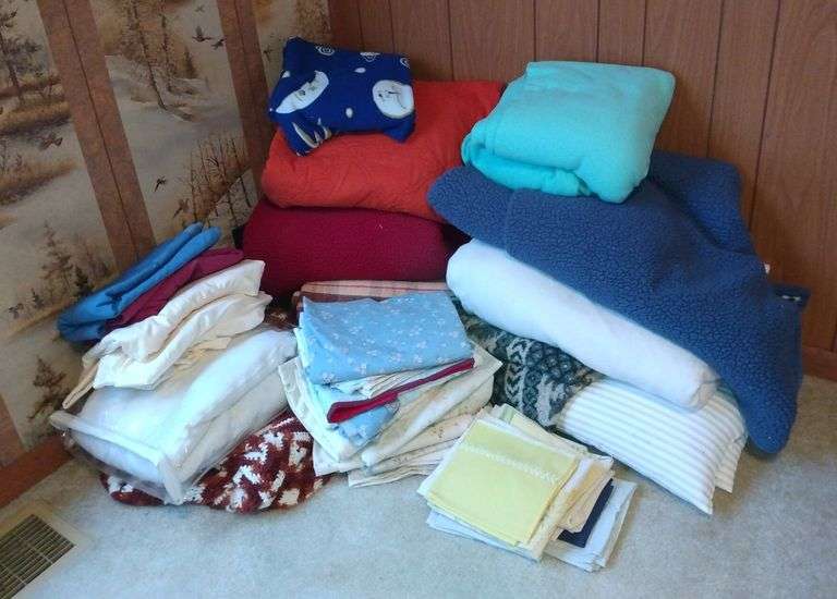 Lots of Blankets, Sheets + Pillow Cases Sherwood Auctions