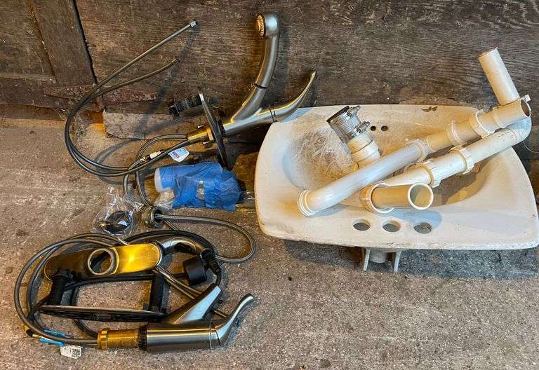 Porcelain sink 21”x18”, Delta Foundations Faucet Kit + Delta Grant