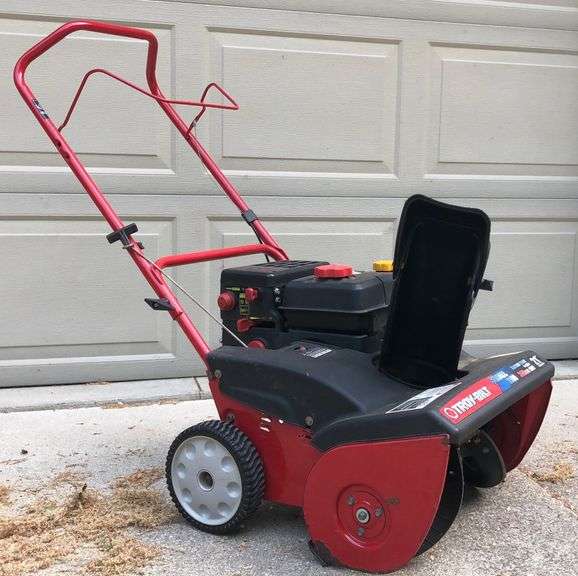 TroyBilt Squall 2100 Snow Blower w/ Electric Start & 21??? Clearing