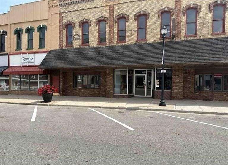 Multi Parcel Commercial Real Estate St. Louis MI. The Former Peters