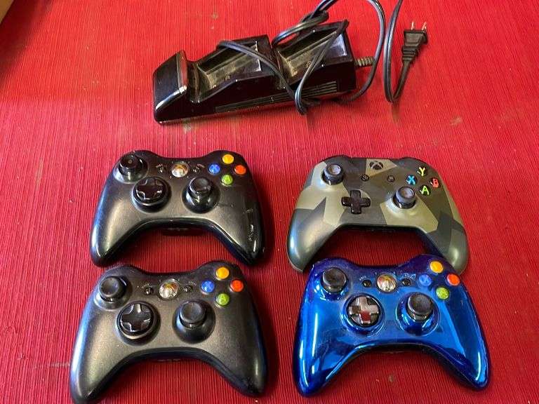 3PCS Xbox 360 Controllers, 1 XBox One controller With Charging Dock Sierra Auction Management Inc