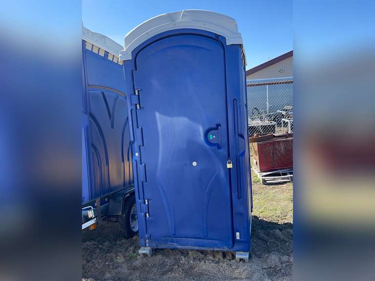 Free Standing Porta Potty Smith Sales Co. Auctioneers