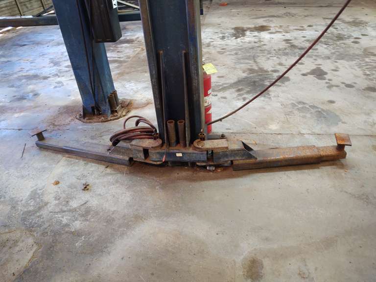 Bend Pak Magnum 2 post lift. South Auction