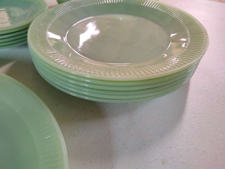32 pieces of vintage jadeite dishes South Auction