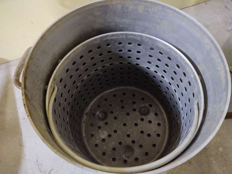 20 quart aluminum pot with lid and strainer South Auction