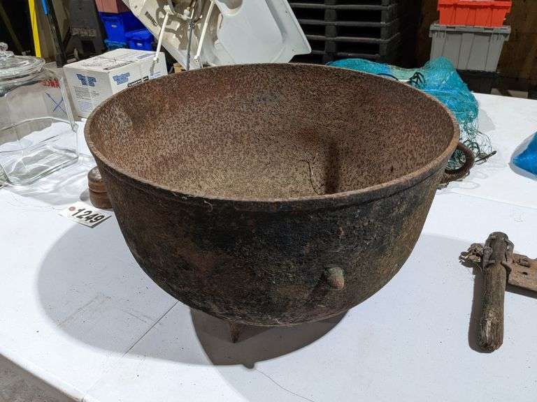 Antique cast iron pot South Auction