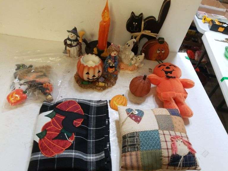 Assorted Halloween Decor Trice Auctions
