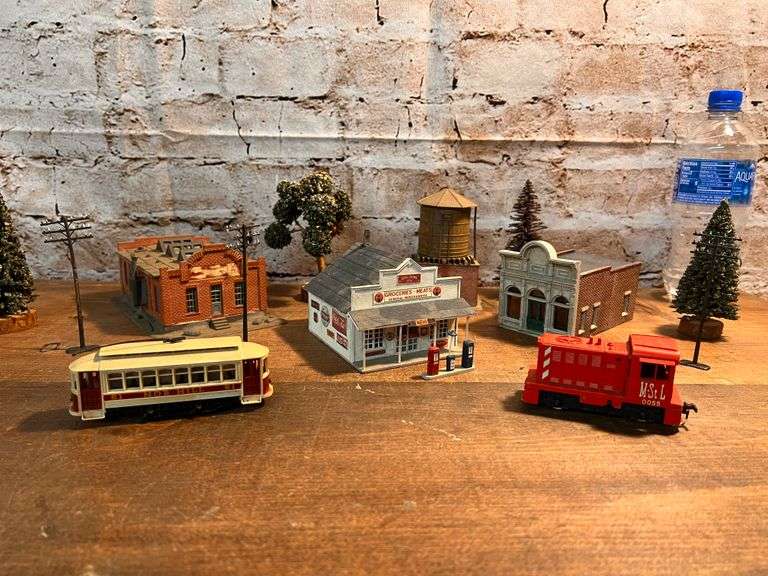 Lionel Village Buildings & Trice Auctions