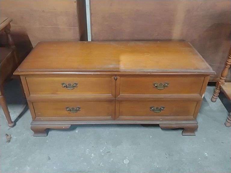 Vintage Lane Hope Chest (Lid doesn't open) Trice Auctions