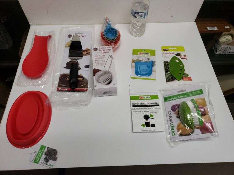 NEW Lot Of Utensils & Kitchen Gadgets Measuring Cups, Veggie Brush, Pie Server, Collapsible