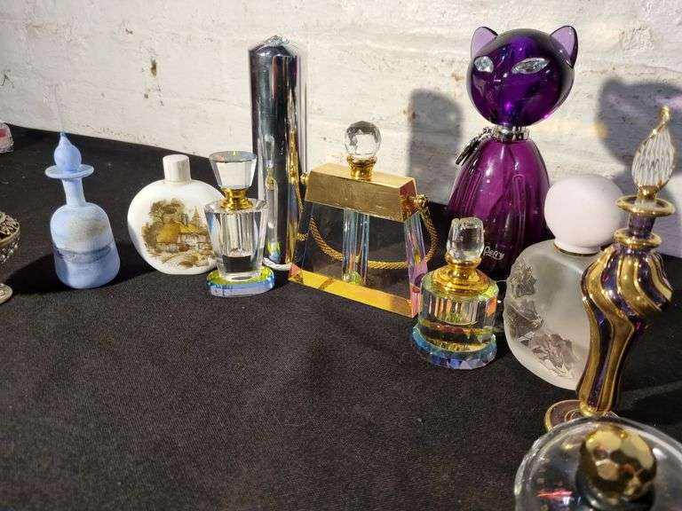 Lot of Decorative Perfume Bottles Tullochs Auctions